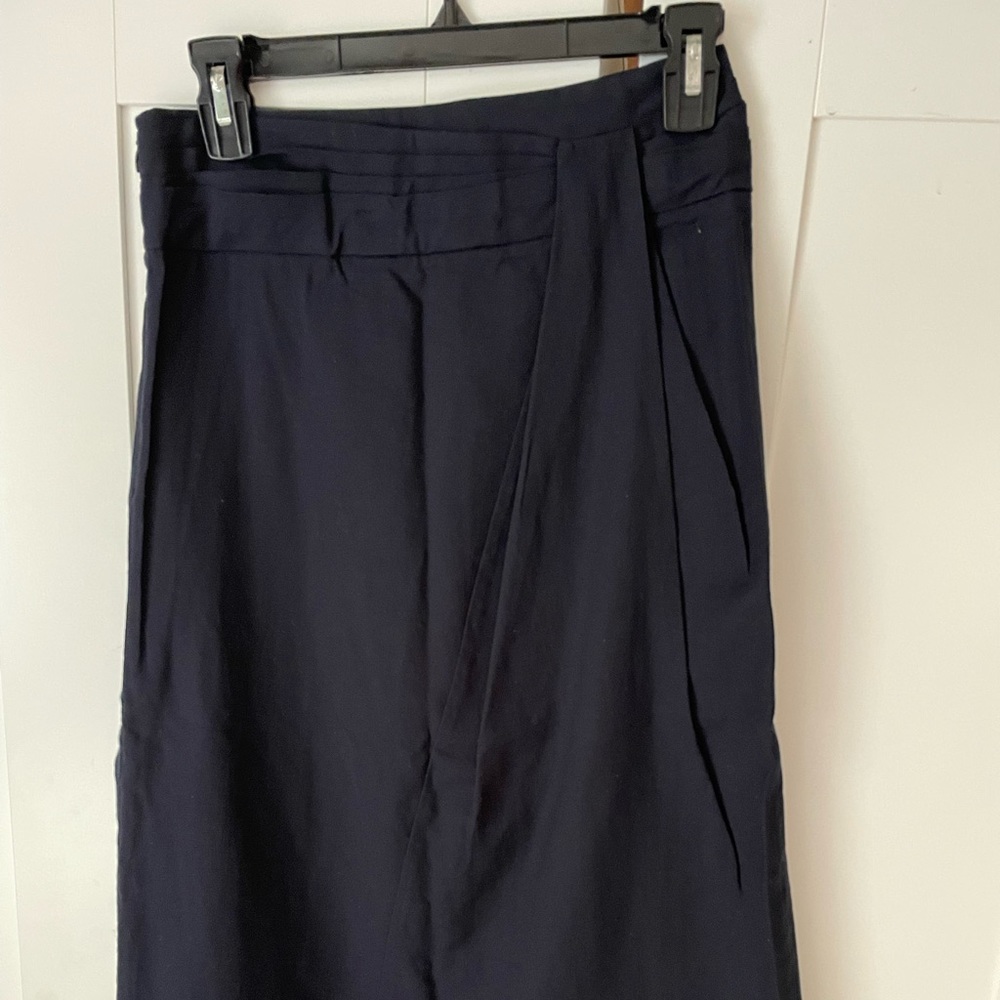 Vince skirt, navy blue, size 4. Never worn, bought too small.